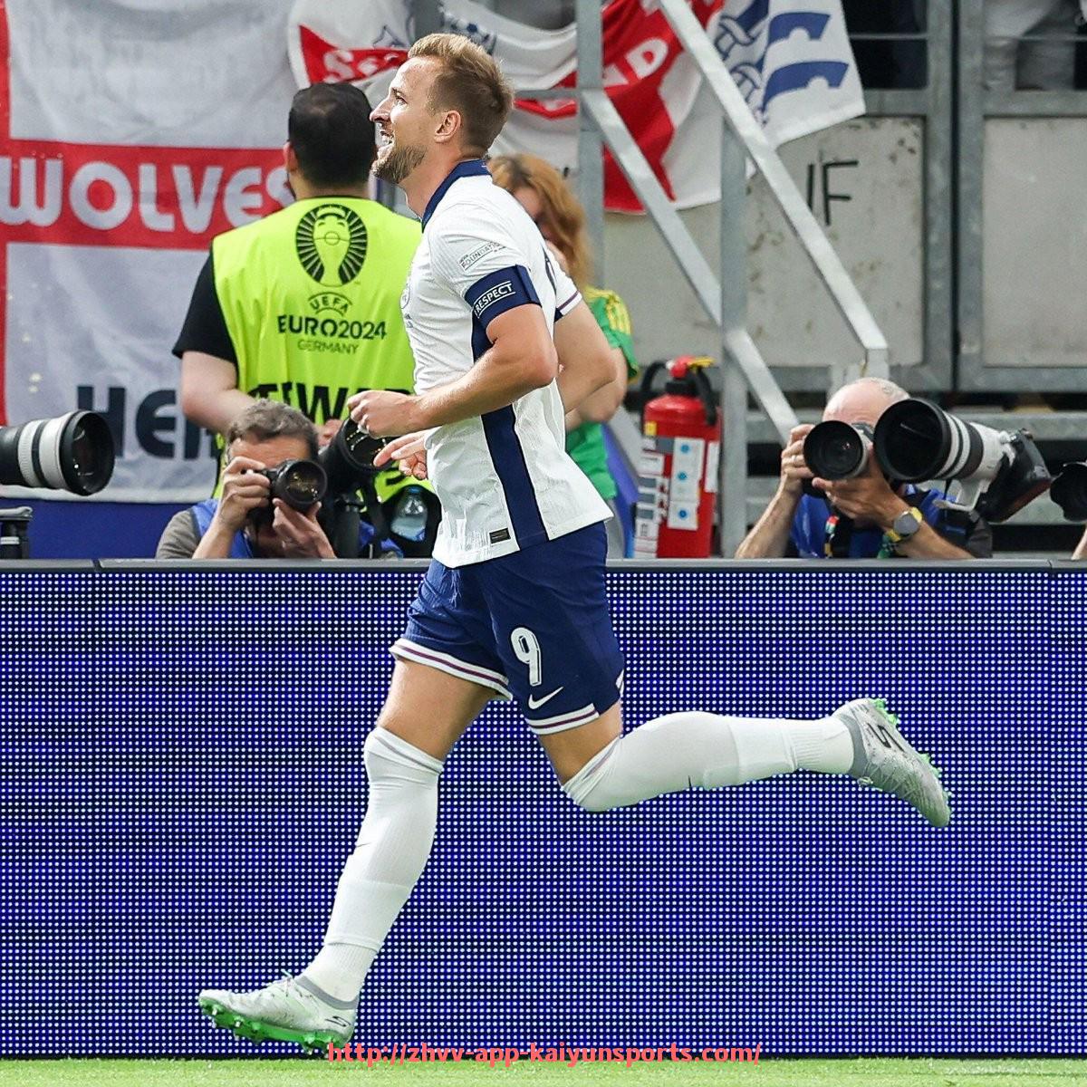 开云体育app下载-本轮英超比赛球员衣袖标识变化与纪念意义解析