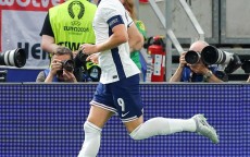 开云体育app下载-本轮英超比赛球员衣袖标识变化与纪念意义解析